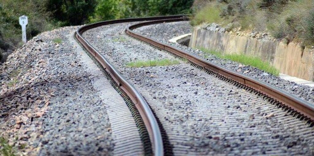 Tendido de vía férrea sobre balasto, material de obras como el Tren Maya y el Tren Interoceánico