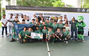 Rector Guillermo Narváez Osorio durante la clausura del Torneo Deportivo CDEUT 2026 de la UJAT.