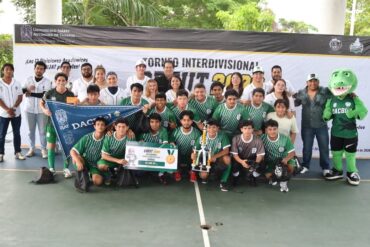 Rector Guillermo Narváez Osorio durante la clausura del Torneo Deportivo CDEUT 2026 de la UJAT.