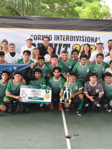Rector Guillermo Narváez Osorio durante la clausura del Torneo Deportivo CDEUT 2026 de la UJAT.
