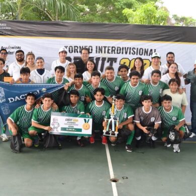 Rector Guillermo Narváez Osorio durante la clausura del Torneo Deportivo CDEUT 2026 de la UJAT.