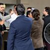 Hombre señala una jarra con la leyenda “MC MATA” junto a un forcejeo entre legisladores en la Cámara de Diputados