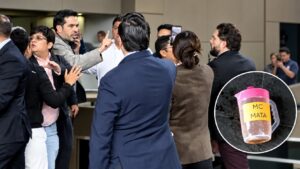 Hombre señala una jarra con la leyenda “MC MATA” junto a un forcejeo entre legisladores en la Cámara de Diputados
