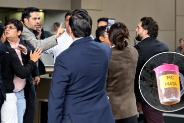 Hombre señala una jarra con la leyenda “MC MATA” junto a un forcejeo entre legisladores en la Cámara de Diputados