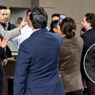 Hombre señala una jarra con la leyenda “MC MATA” junto a un forcejeo entre legisladores en la Cámara de Diputados