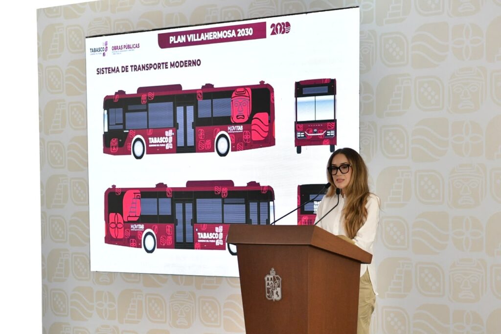 Alejandra Cámara Martínez presenta los diseños de los 33 nuevos autobuses del sistema de transporte Villahermosa 2030 durante una conferencia en Tabasco.