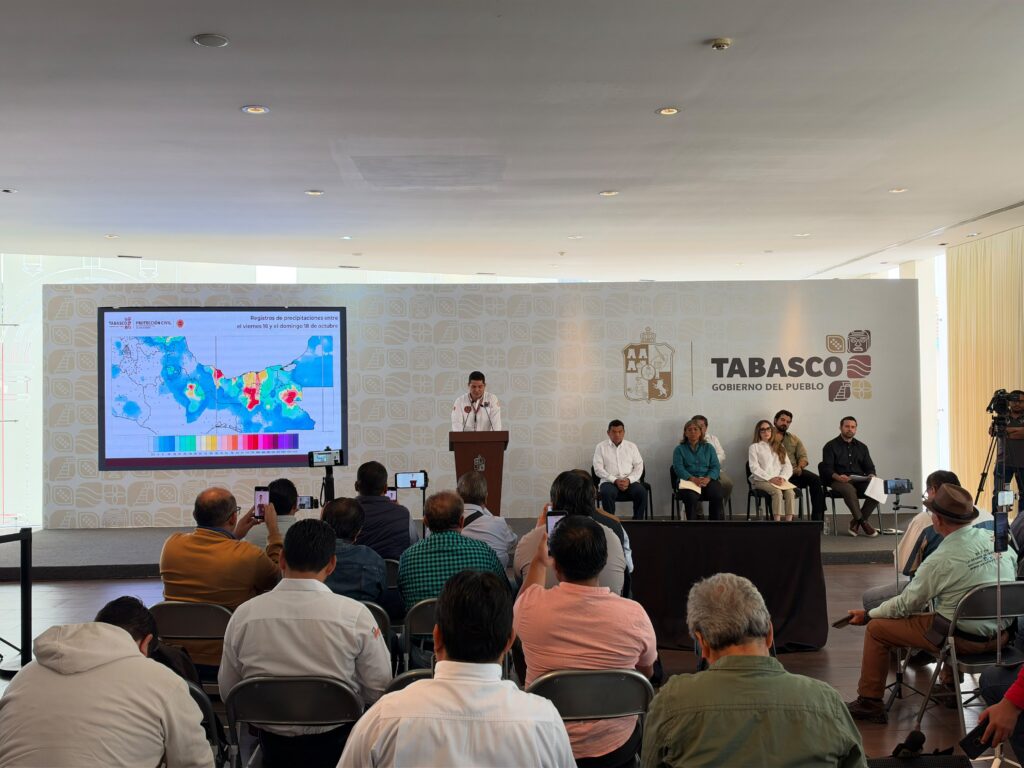Armando Pulido Pardo, titular de Protección Civil de Tabasco, presenta el balance de lluvias y afectaciones del frente frío 2 durante una conferencia del Gobierno estatal en Villahermosa.