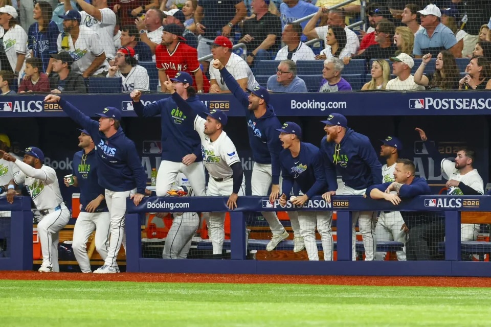 Jugadores y cuerpo técnico de los Rays de Tampa Bay gritan y levantan los puños desde la baranda del banquillo durante la Serie de Campeonato de la Americana 2026