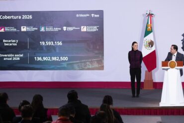 Claudia Sheinbaum durante el anuncio de fechas de registro y pagos de las Becas para el Bienestar en octubre de 2026.