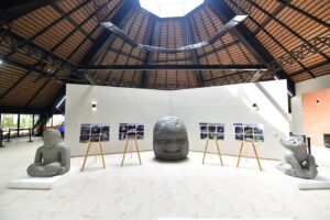 Cabeza colosal olmeca al centro de la sala de exhibición renovada del Parque Museo La Venta, con esculturas a los lados y paneles fotográficos