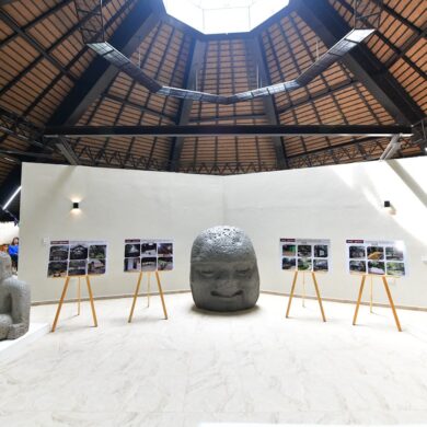 Cabeza colosal olmeca al centro de la sala de exhibición renovada del Parque Museo La Venta, con esculturas a los lados y paneles fotográficos