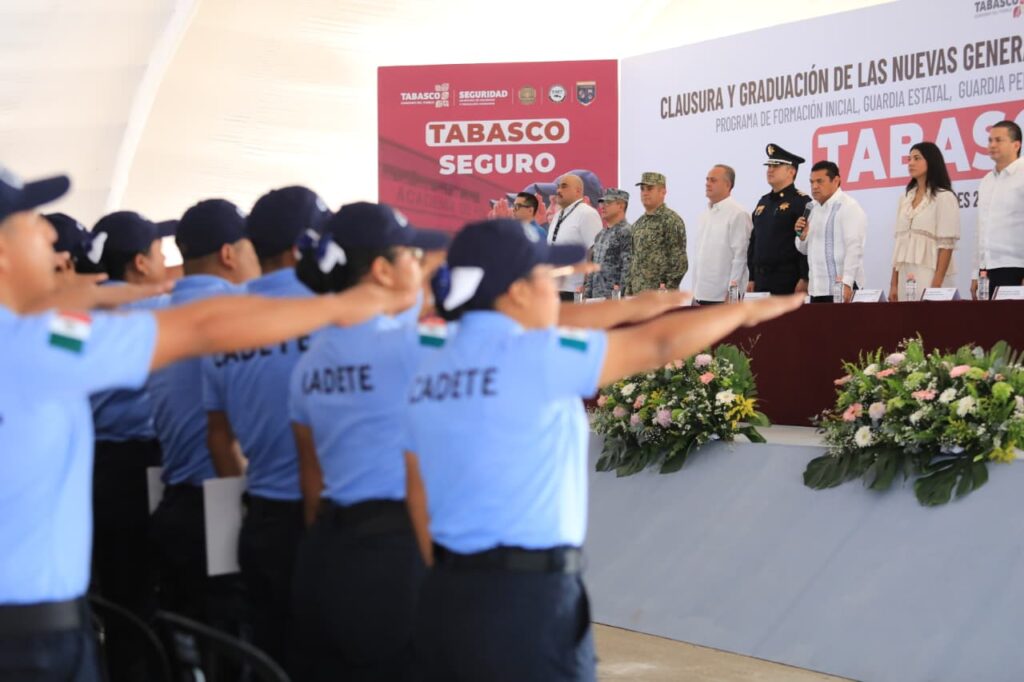 Cadetes de seguridad pública rinden protesta frente al gobernador Javier May y autoridades estatales durante la graduación en Villahermosa.