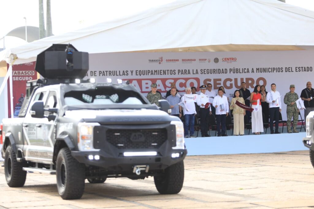 Camioneta de seguridad pública con equipamiento especializado durante la ceremonia de entrega de patrullas en Tabasco.