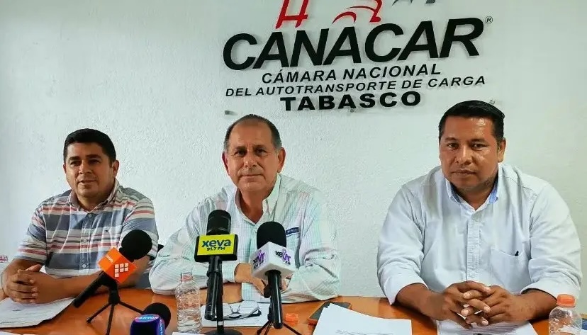 Dirigentes de la Cámara Nacional del Autotransporte de Carga en Tabasco ofrecen conferencia de prensa en Villahermosa