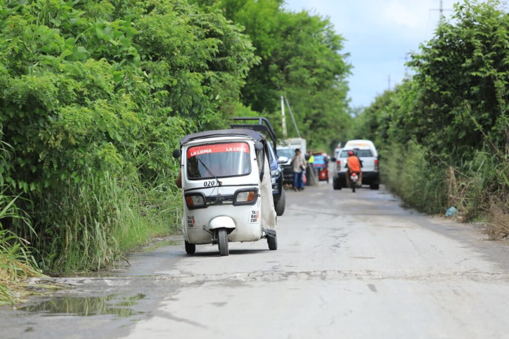 Mototaxi circula por un camino con pavimento deteriorado en la zona de Oxiacaque, Nacajuca.