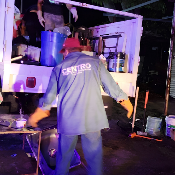 Operativo municipal para retirar 25 puestos de comercio informal en Villa Parrilla, municipio de Centro, Tabasco.