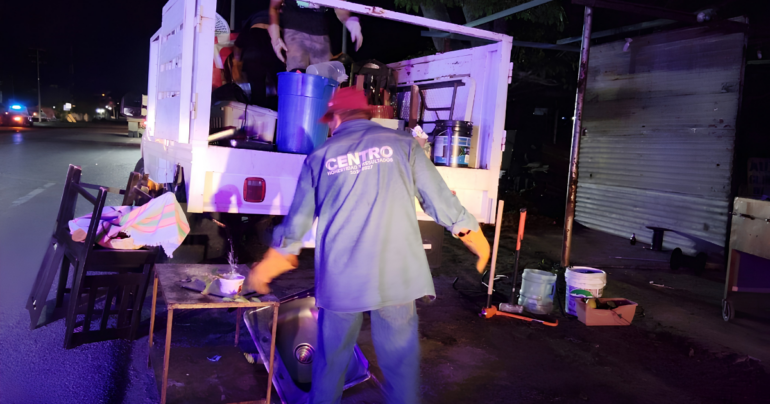Operativo municipal para retirar 25 puestos de comercio informal en Villa Parrilla, municipio de Centro, Tabasco.