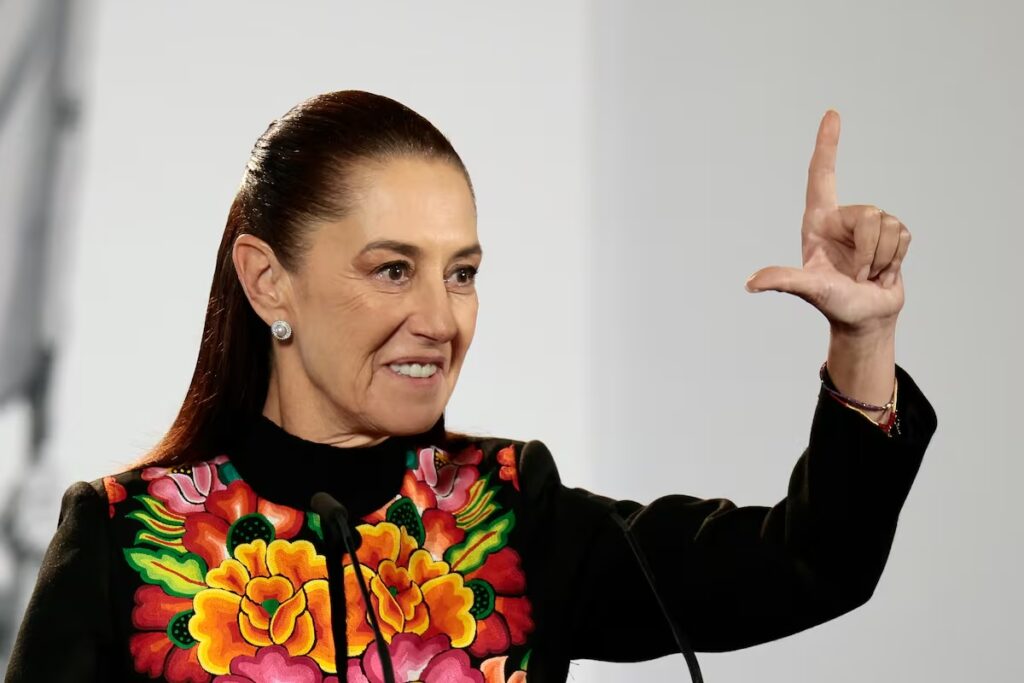 La presidenta Claudia Sheinbaum interviene desde el podio durante una conferencia de prensa del Gobierno de México.