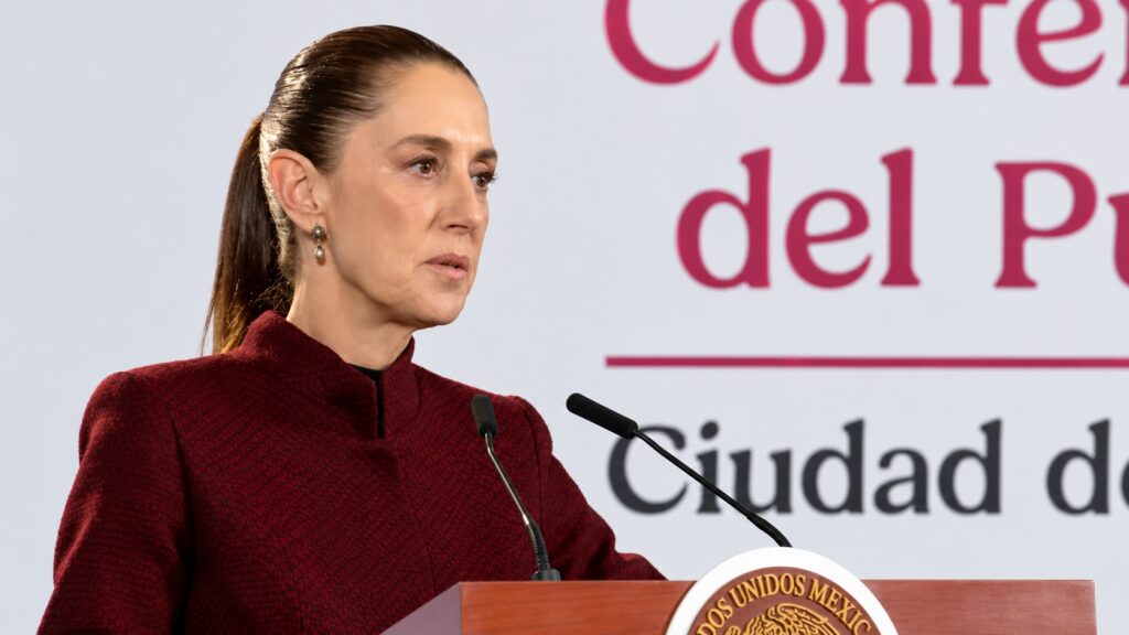 Claudia Sheinbaum durante una conferencia de prensa en la que exigió investigar las presuntas irregularidades en contratos del INE.