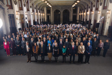 Presidenta Claudia Sheinbaum y el gobernador Javier May junto a gobernadores y alcaldes en Palacio Nacional evaluando el programa Vivienda para el Bienestar.