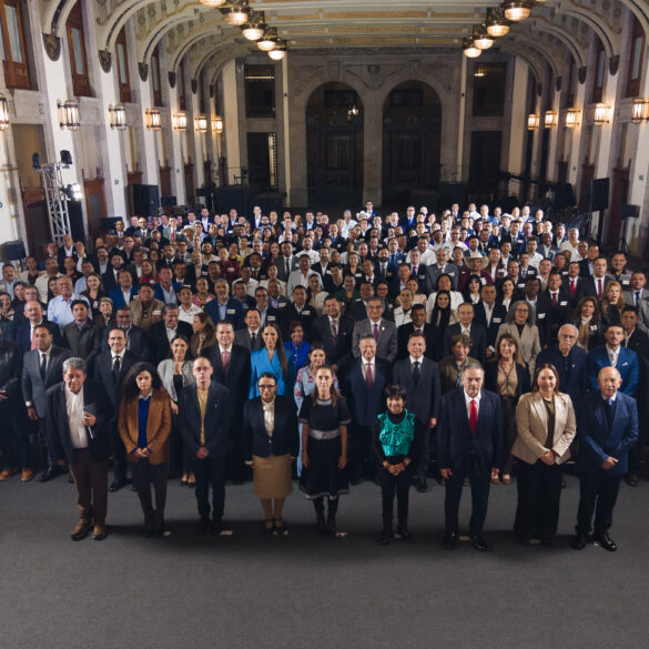 Presidenta Claudia Sheinbaum y el gobernador Javier May junto a gobernadores y alcaldes en Palacio Nacional evaluando el programa Vivienda para el Bienestar.