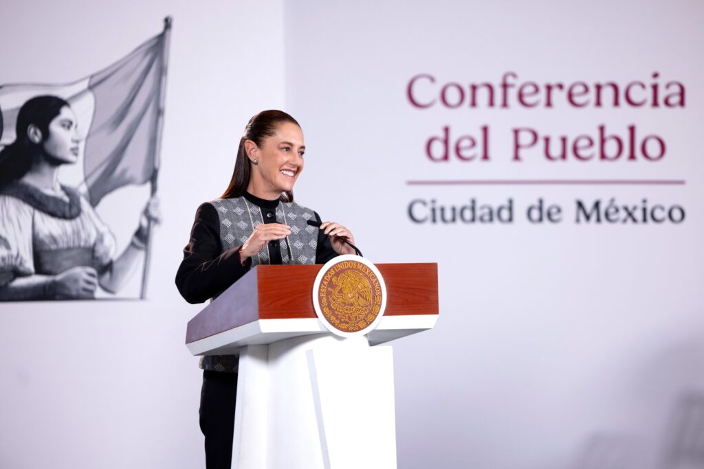 Claudia Sheinbaum sonríe durante su conferencia mañanera del 7 de octubre de 2026, en la que celebró los 15 años de Morena.