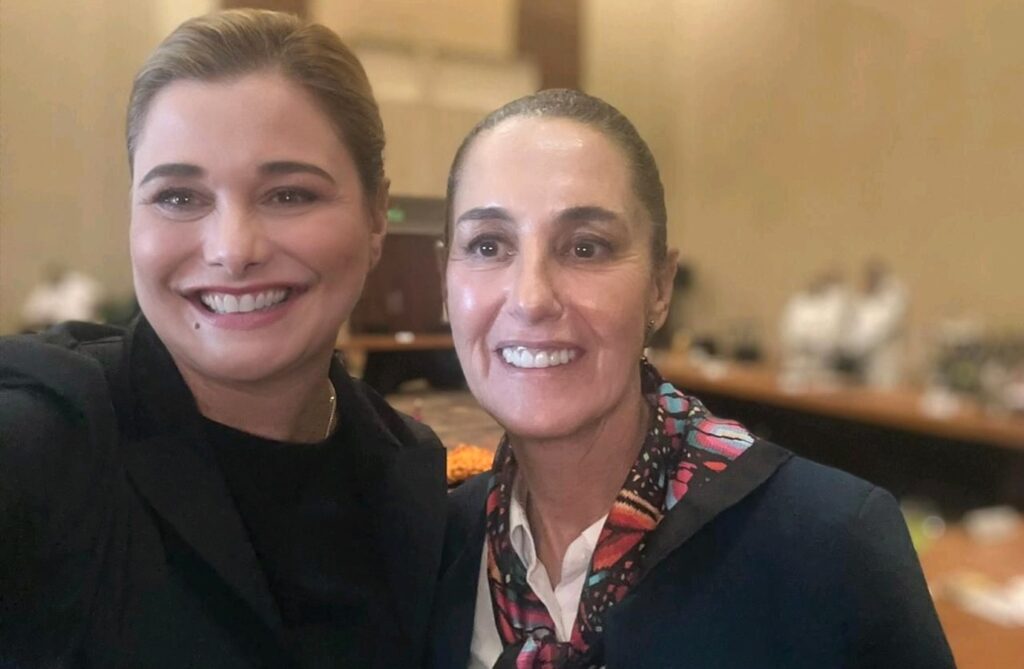 Claudia Sheinbaum y Maru Campos aparecen juntas y sonrientes durante un encuentro, en una fotografía de archivo.