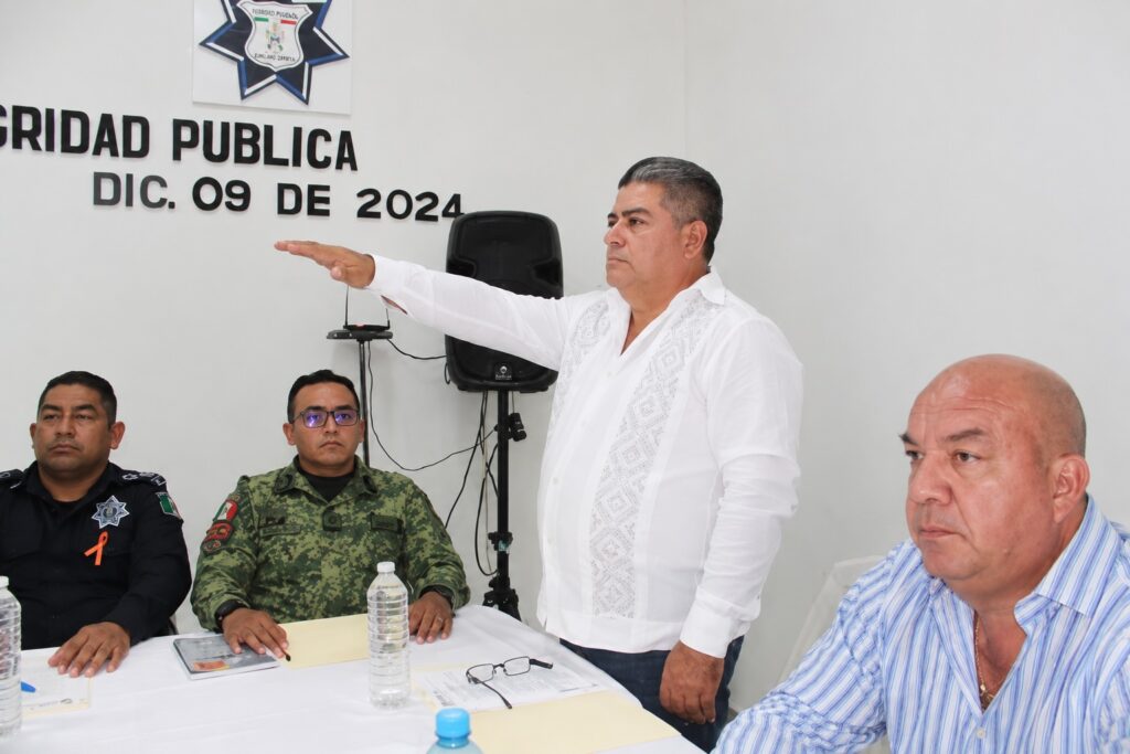 Cleofas Juárez Lara durante su toma de protesta como director de Seguridad Pública de Emiliano Zapata, Tabasco, el 9 de diciembre de 2024, ante autoridades municipales y mandos de seguridad.