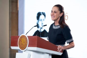 Claudia Sheinbaum durante la presentación de resultados contra el comercio ilícito de combustibles en la conferencia matutina del 21 de octubre de 2026.