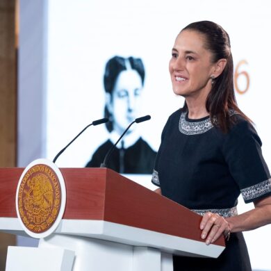 Claudia Sheinbaum durante la presentación de resultados contra el comercio ilícito de combustibles en la conferencia matutina del 21 de octubre de 2026.