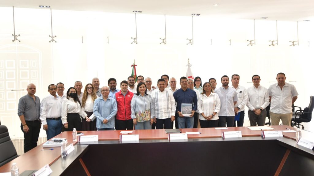 Foto oficial de los integrantes de la Comisión de Conurbación Villahermosa-Nacajuca con el gobernador Javier May Rodríguez en Palacio de Gobierno