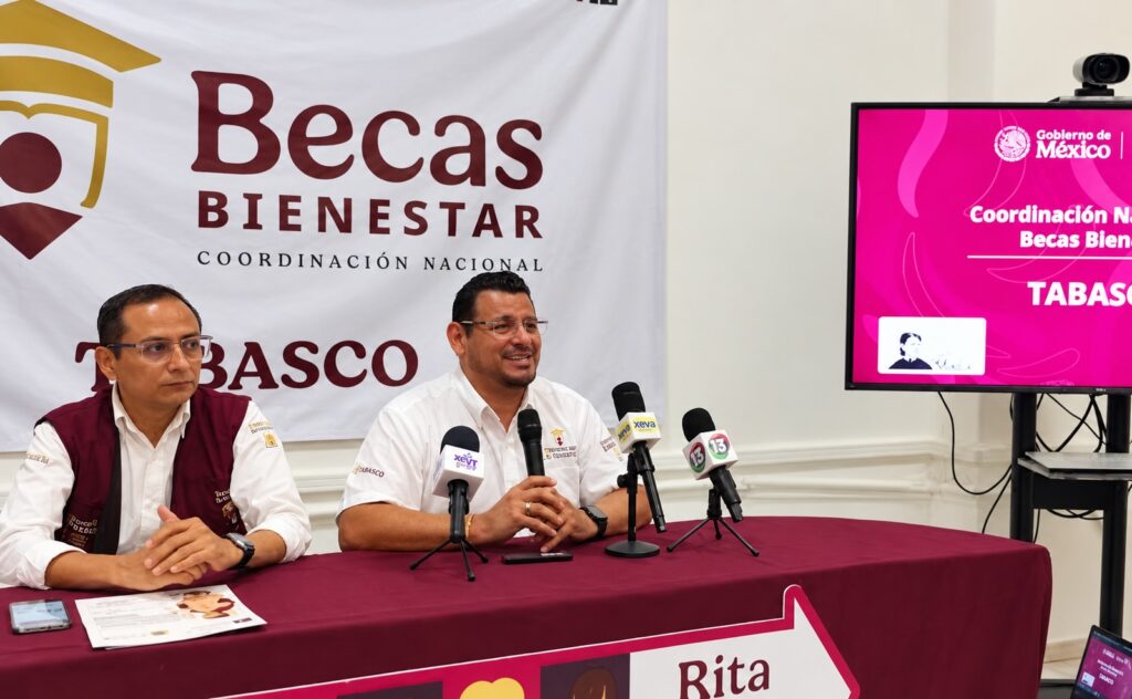 Dos funcionarios de Becas Bienestar Tabasco en conferencia de prensa sobre el pago de la beca Rita Cetina
