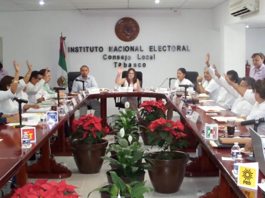 Sesión de trabajo de un consejo distrital del INE en Tabasco con representantes partidistas y personal electoral.