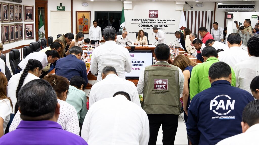 Integrantes del Consejo Estatal del IEPCT durante uno de los momentos protocolarios de la sesión de inicio del proceso electoral.