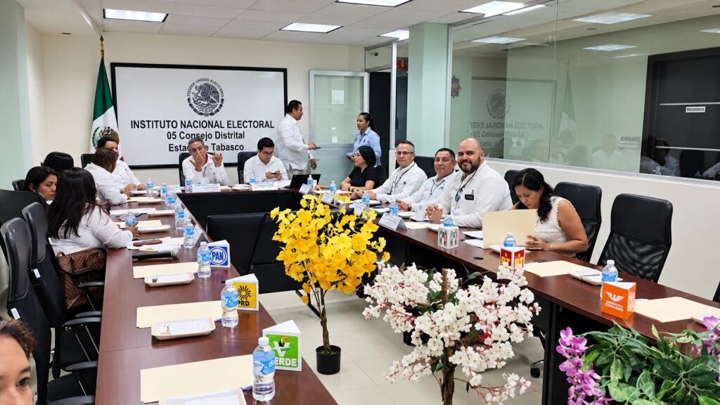 Integrantes del Consejo Local del INE en Tabasco levantan la mano durante una sesión electoral.