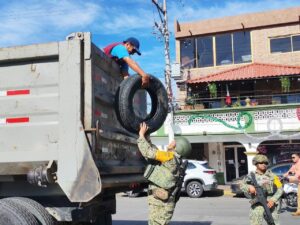 Representantes de instituciones sanitarias y operativas participan en una reunión de coordinación para planear acciones preventivas contra el dengue.