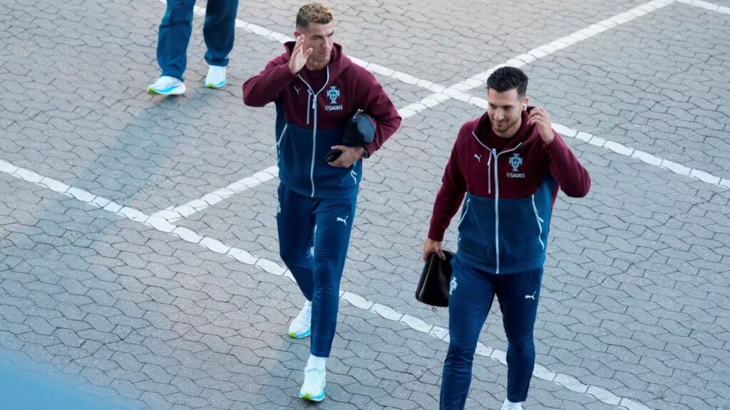 Cristiano Ronaldo camina con la indumentaria de Portugal durante la concentración de la selección portuguesa.