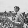 Cuauhtémoc Cárdenas pronuncia un discurso ante una multitud reunida en el Zócalo de Ciudad de México durante la movilización democrática de 1988.