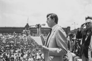 Cuauhtémoc Cárdenas pronuncia un discurso ante una multitud reunida en el Zócalo de Ciudad de México durante la movilización democrática de 1988.