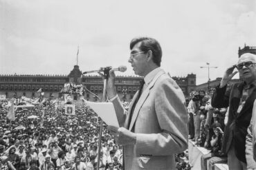 Cuauhtémoc Cárdenas pronuncia un discurso ante una multitud reunida en el Zócalo de Ciudad de México durante la movilización democrática de 1988.