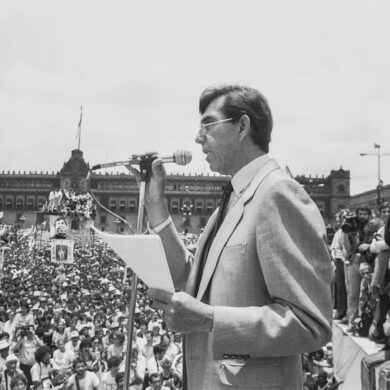 Cuauhtémoc Cárdenas pronuncia un discurso ante una multitud reunida en el Zócalo de Ciudad de México durante la movilización democrática de 1988.
