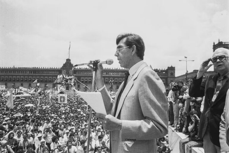 Cuauhtémoc Cárdenas pronuncia un discurso ante una multitud reunida en el Zócalo de Ciudad de México durante la movilización democrática de 1988.