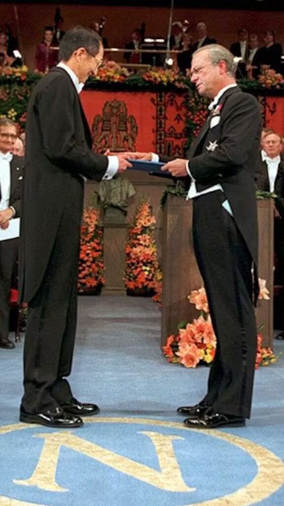El físico Daniel C. Tsui recibe el Premio Nobel de Física de 1998 de manos del rey Carlos XVI Gustavo de Suecia durante la ceremonia en Estocolmo.