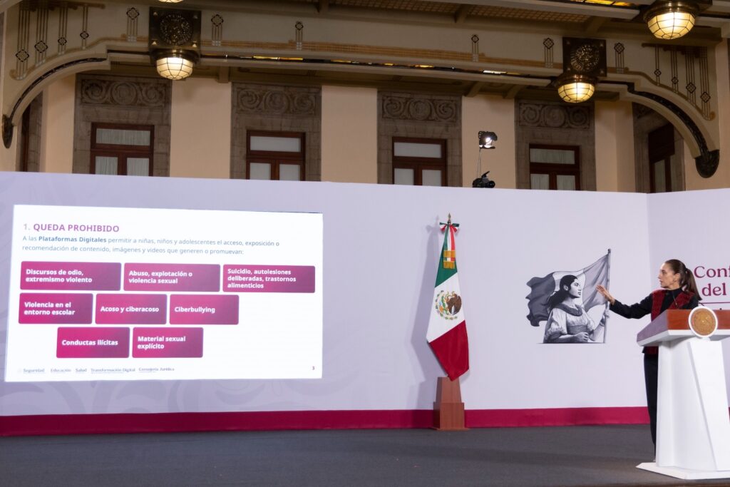 Diapositiva “Queda prohibido” con los contenidos vetados a menores en plataformas digitales, junto a bandera y atril