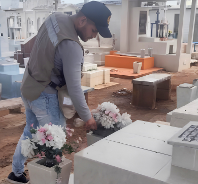 Operativo contra el dengue en panteones de Centro previo al Día de Muertos 2026.