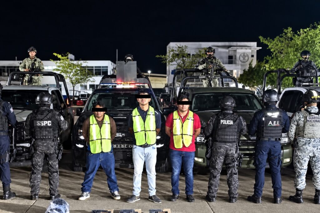 Tres hombres detenidos por la SSPC en Cárdenas, Tabasco, tras un asalto armado a un cuentahabiente de BBVA en Villahermosa.