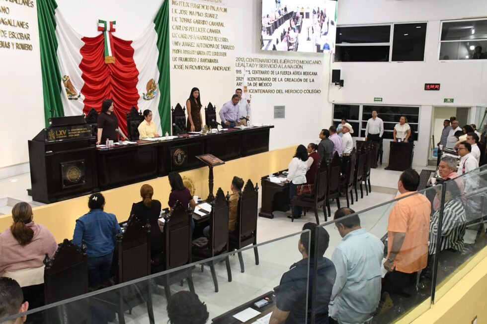 Integrantes de la Mesa Directiva y legisladores de pie durante la sesión en el recinto del Congreso de Tabasco