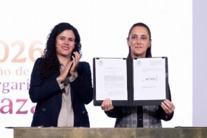 Claudia Sheinbaum durante la firma del decreto de reforma constitucional sobre nacionalidad única para candidatos