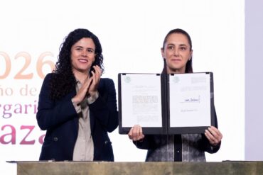 Claudia Sheinbaum durante la firma del decreto de reforma constitucional sobre nacionalidad única para candidatos