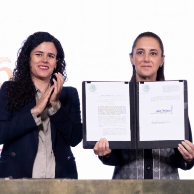 Claudia Sheinbaum durante la firma del decreto de reforma constitucional sobre nacionalidad única para candidatos